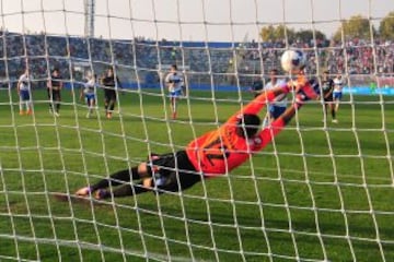 2015. Después de ir ganando 3-0, Católica tiró a la basura la ventaja, Iquique igualó y la UC le dejó el camino libre a Cobresal para que fuera campeón. Por varios minutos el cuadro cruzado era puntero, un punto sobre los mineros.