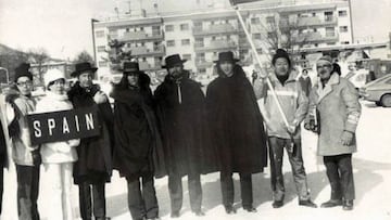 Los esquiadores Ángel Baranda, Conchita Puig, Aurelio García y Paquito con los sombreros cordobeses en Sapporo.