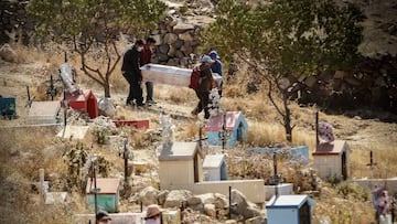 31/07/2020 31 July 2020, Peru, Arequipa: Men wear face masks carry the coffin of a coronavirus (Covid-19) victim at El Cebollar cemetery. Photo: Denis Mayhua/dpa
 SOCIEDAD INTERNACIONAL
 Denis Mayhua/dpa