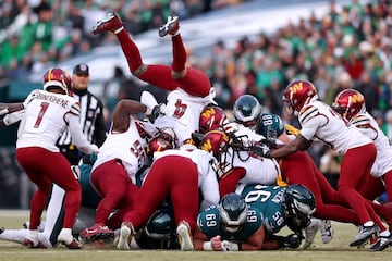 En la foto, el linebacker de los Washington Commanders Frankie Luvu aterriza de mala manera tras intentar detener
al ataque de los Philadelphia Eagles, que acabaron imponindose por 55 a 23 en la Final de la Conferencia Nacional. En la Final de la otra conferencia, la Americana, los Kansas City Chiefs vencieron a los Buffalo Bills por 32 a 29.


