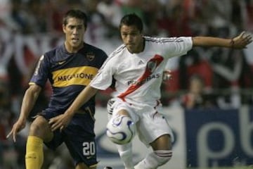 Alexis Sánchez visitó la camiseta de River Plate en el clásico del Clausura 2007-08. El chileno destacó con una jugada que burló a la defensa de Boca, y que terminó en penal.