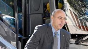 <b>¿SONRISA? </b>De esta guisa bajó Tintín Márquez del autobús del Espanyol a su llegada a Montjuïc. Luego se marchó con prisas a su casa.