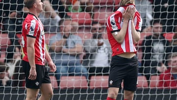 Soccer Football - Premier League - Southampton v Fulham - St Mary's Stadium, Southampton, Britain - April 26, 2025 Southampton's Flynn Downes and James Bree react after Fulham's Ryan Sessegnon scored their second goal Action Images via Reuters/John Sibley EDITORIAL USE ONLY. NO USE WITH UNAUTHORIZED AUDIO, VIDEO, DATA, FIXTURE LISTS, CLUB/LEAGUE LOGOS OR 'LIVE' SERVICES. ONLINE IN-MATCH USE LIMITED TO 120 IMAGES, NO VIDEO EMULATION. NO USE IN BETTING, GAMES OR SINGLE CLUB/LEAGUE/PLAYER PUBLICATIONS. PLEASE CONTACT YOUR ACCOUNT REPRESENTATIVE FOR FURTHER DETAILS..