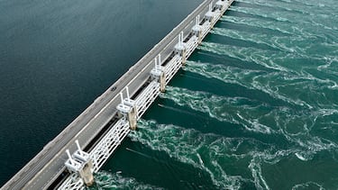 No solo es una barrera contra el agua; por su parte superior corre la autopista A7, permitiendo cruzar de un lado a otro del país en coche en apenas 20 minutos, ahorrando horas de rodeo por tierra firme.