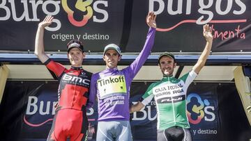 Alberto Contador (centro), flanqueado por el belga Ben Hermans (izquierda) y por Sergio Padilla. 