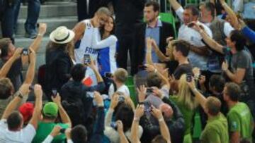 Tony Parker celebra en la grada con su novia, Axelle, el t&iacute;tulo de campe&oacute;n de Europa. Francia ha ganado su primer Eurobasket.