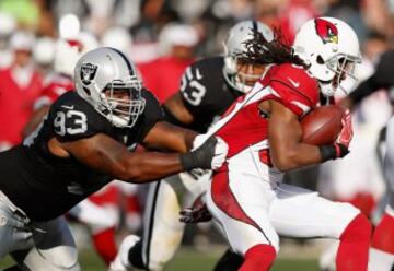 Los Cardinals se impusieron a los Raiders con un touchdown de carrera del running back de segundo a?o Marion Grice. Janikowski logr¨® 5 field goals para Oakland en la primera mitad, pero los Invasores no lograron llegar a la End Zone hasta el ¨²ltimo cuarto con el QB suplente Matt McGloin. Derek Carr logr¨® 213 yardas con un 18 de 34 y Carson Palmer sufri¨® mucho en la primera mitad: le hicieron 3 sacks, 2 intercepciones y tan solo logr¨® completar 8 pases de 22 intentos (103 yardas).