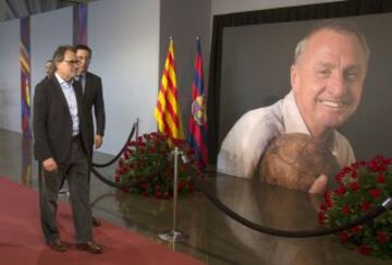 25-03-16 CAMP NOU BARCELONA Artur Mas and Bartomeu at the Cruyff memorial at Camp Nou.