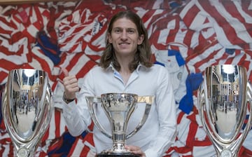 Felipe posa con los trofeos conseguidos en su paso por el club.
