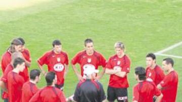 <b>REUNIONES. </b>Bianchi dialogó ayer con los titulares frente a la Real Sociedad.