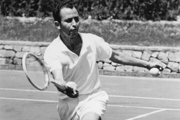 Falleció el 16 de junio en Barcelona a los 91 años. Fue uno de los tenistas más destacados de los años 50 en España, llegando a ser el número uno del tenis nacional en 1953 y 1954. Se proclamó cuatro veces campeón nacional: dos en individual (1951 y 1954) y dos en dobles (1851 y 1952). Entre 1953 y 1961 representó a España en la Copa Davis en diez ocasiones.  
