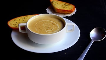 Los nutricionistas abrazan el último truco para adelgazar con la sopa por la noche: “Pocas calorías, sacia y hace perder peso”