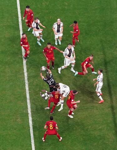 Sergio Busquets impide a Niclas Füllkrug rematar un balón que bloquea Unai Simón en el área pequeña de su portería.