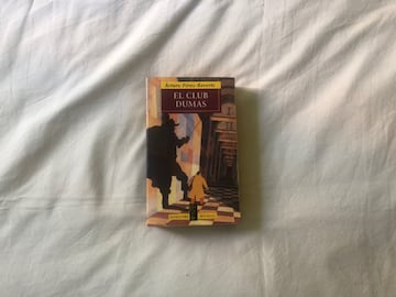 Novela escrita por Arturo Pérez Reverte en 1993. De aventuras, intriga, resulta un relato fascinante, que te atrapa. Hasta a Roman Polanski, que la llevó al cine con 'La novena puerta'. Absorbente. Un viaje fascinante.