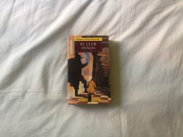 Novela escrita por Arturo Pérez Reverte en 1993. De aventuras, intriga, resulta un relato fascinante, que te atrapa. Hasta a Roman Polanski, que la llevó al cine con 'La novena puerta'. Absorbente. Un viaje fascinante. 