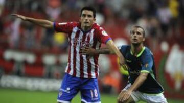 Isma L&oacute;pez, durante un partido con la camiseta del Sporting de Gij&oacute;n 