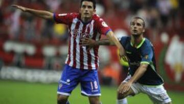 Isma L&oacute;pez, durante un partido con la camiseta del Sporting de Gij&oacute;n 