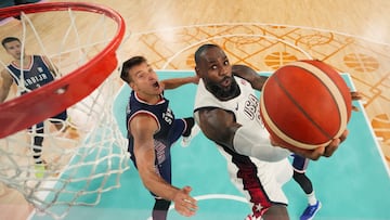 Bogdan Bogdanovic y LeBron James -