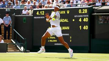 Rafa Nadal devuelve una bola en su partido ante John Millman.