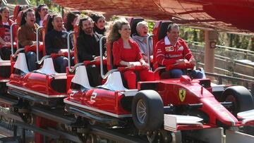 GRA367. VILA-SECA/SALOU (TARRAGONA), 06/04/2017.- En primera fila, la cantante y presentadora Edurne y el piloto de fórmula Uno Marc Gené, y detrás, el actor Santi Millán (i), hoy durante el viaje inaugural del acelerador vertical Red Force en Ferrari Land, con la previsión de que el tercer parque temático de PortAventura World atraerá a un millón de visitantes al año. EFE/Jaume Sellart