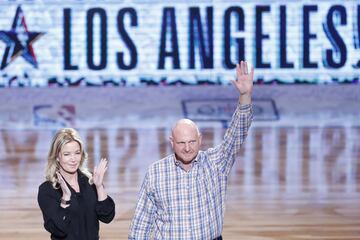 La presidenta de los Lakers, Jeanie Buss, y de los Los Angeles Clippers Owner Steve Ballmer.