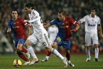 El argentino Higuain y el jugador brasileño Dani Alves