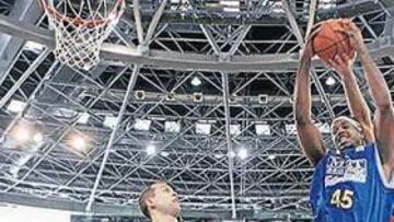 <b>DETERMINANTE. </b>Rebote para Will McDonald, cuya labor bajo tableros fue básica para el triunfo del Estudiantes.