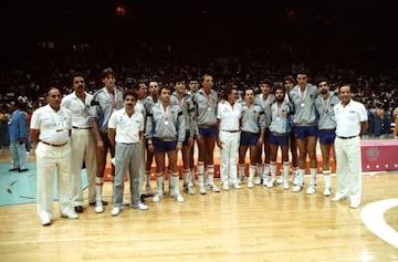 El equipo español posa con la histórica medalla de plata de los Juegos Olimpicos de Los Ángeles 1984.