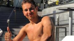 Jorge Lorenzo sonriente haciendo la se&ntilde;al de ok desde una piscina en Caldea.