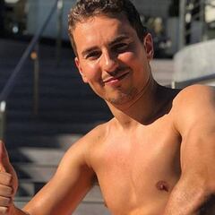 Captan a Jorge Lorenzo en la playa con su nueva novia