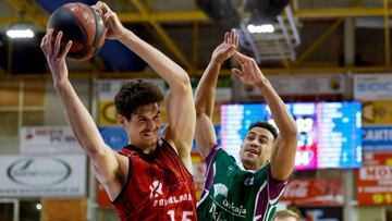 GRAF037. FUENLABRADA (MADRID), 04/10/2018.- El base estadounidense del Unicaja Brian Roberts (d) y el pivot del Montakit Fuenlabrada Chema González en partido de la segunda jornada de la liga ACB que se disputa esta noche en el pabellón Fernando Martín de Fuenlabrada. EFE/ Juanjo Martin