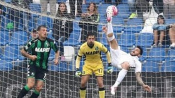 Mauricio Pinilla del Atalanta marca de chilena al Sassuolo en la Serie A del Calcio italiano. 