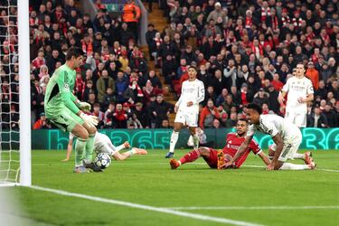 Thibaut Courtois detiene un remate de Cody Gakpo ante la atenta mirada de Eder MIlitao.