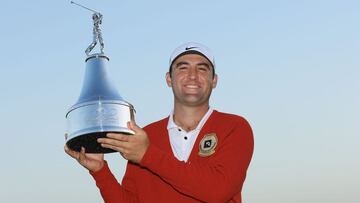 El golfista estadounidense Scottie Scheffler posa con el trofeo de campeón del Arnold Palmer Invitational en el Arnold Palmer Bay Hill Golf Course de Orlando, Florida.