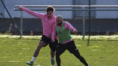 Hugo Vallejo y Paris Adot durante el entrenamiento de la SD Ponferradina en el campo anexo de El Toralin.