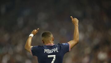 Soccer Football - Ligue 1 - Paris St Germain v Metz - Parc des Princes, Paris, France - May 21, 2022 Paris St Germain's Kylian Mbappe celebrates scoring their fourth goal to complete his hat-trick REUTERS/Christian Hartmann