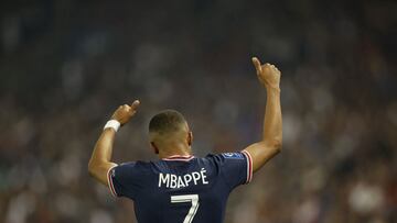 Soccer Football - Ligue 1 - Paris St Germain v Metz - Parc des Princes, Paris, France - May 21, 2022 Paris St Germain&#039;s Kylian Mbappe celebrates scoring their fourth goal to complete his hat-trick REUTERS/Christian Hartmann