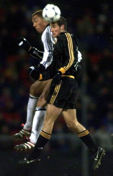 Carew pelea un balón con Helguera durante un partido de Champions.