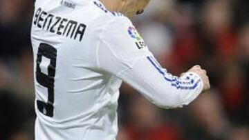 <b>EL NUEVE.</b> Benzema fue esta vez el delantero que busca el Madrid y decidió el choque con su gol.