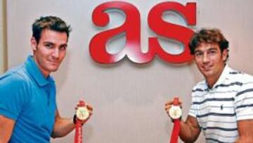 <b>PAREJA DE ORO. </b>Saúl Craviotto (izquierda) y Carlos Pérez Rial posan con sus medallas y las fotografías de la prueba que les valió el oro en los Juegos de Pekín.
