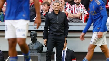 BILBAO, 09/11/2025.- El entrenador del Athletic, Ernesto Valverde, durante el partido de la jornada 12 de Liga disputado ante el Real Oviedo este domingo en el estadio de San Mamés. EFE/Miguel Toña