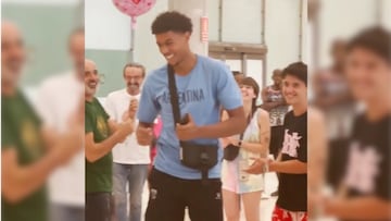 Basketball player Lee Aaliya’s height came in handy at the airport when a child’s balloon got stuck in the ceiling. At 6′9″, retrieving it was easy for the Argentine.