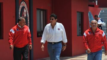 Los problemas para el dueño de los Tiburones Rojos no paran y esta vez la Comisión Disciplinaria lo multó.