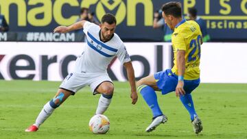 Rioja e Iza, durante el Cádiz-Alavés de la primera vuelta.