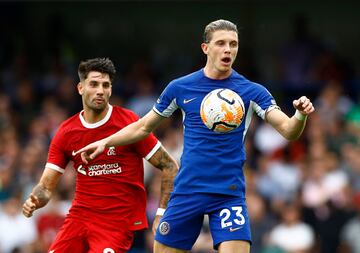 Liverpool debutó en la Premier League en condición de visitante ante el Chelsea. Luis Díaz abrió el marcador para los Reds, mientras que Axel Disasi empató para los locales para el 1-1 final.