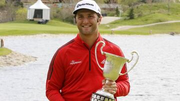 Jon Rahm posa con el trofeo de campeón del Open de España de Golf 2018.