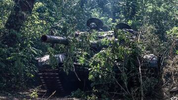 An A T-72 tank from the 14th Ukrainian mechanised brigade is pictured on the frontline, in the countryside near Bakhmut, eastern Ukraine, amid the Russian invasion of Ukraine on July 9, 2022. - troupe de théâtre (Photo by MIGUEL MEDINA / AFP) (Photo by MIGUEL MEDINA/AFP via Getty Images)