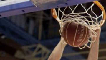 Willy Hernangómez realiza un mate.