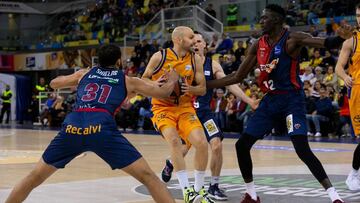 GRAFCAN557. LAS PALMAS DE GRAN CANARIA, 03/02/2019.-El base del Herbalife Gran Canaria, Albert Oliver Campos, frente a los jugadores del Kirolbet Baskonia Shavon Shields (i) y Llimane Diop, durante el partido de la jornada 19 de la Liga Endesa. EFE/ Quique Curbelo