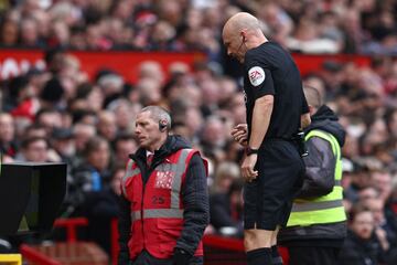 Anthony Taylor consulta el monitor del VAR para decidir si cambiaba la sación de la entrada de Casemiro.